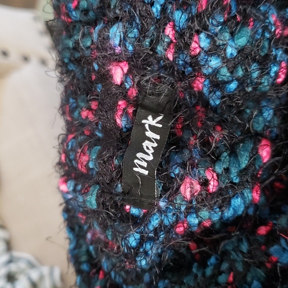 Mark sweater. - Picture 10 of 10